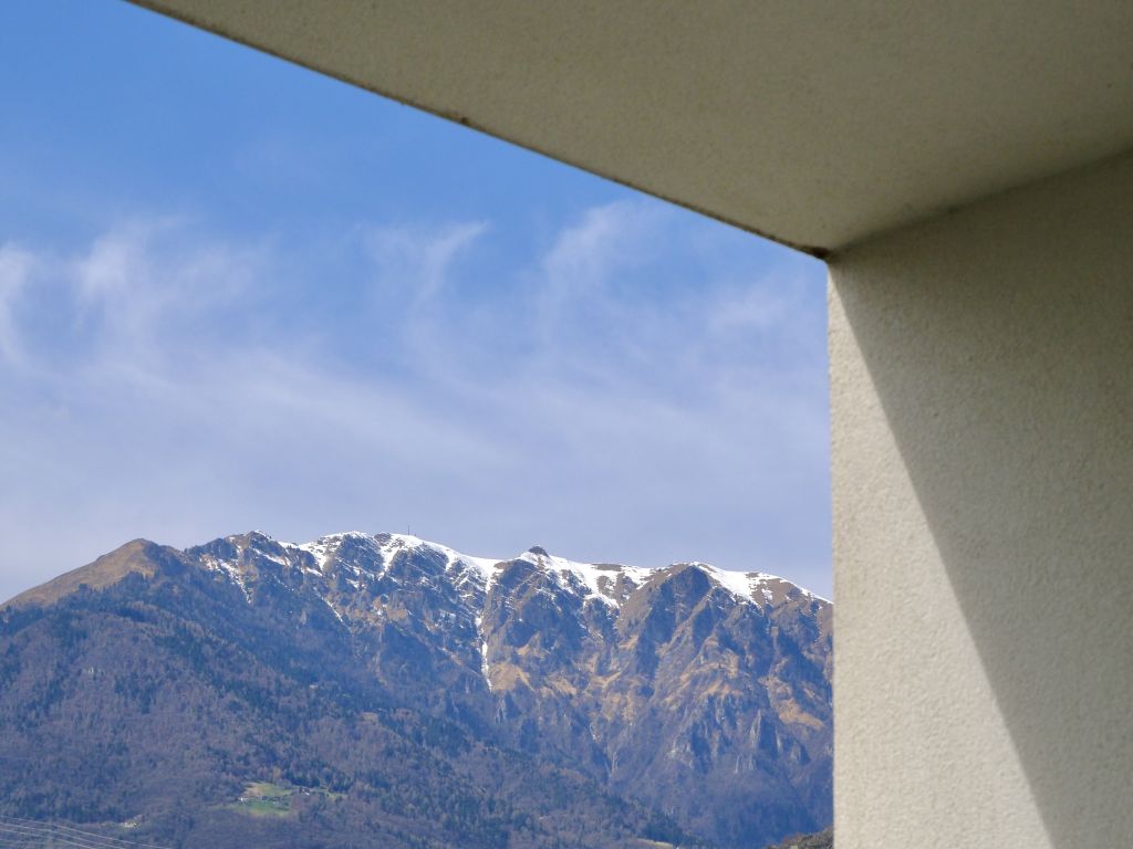 Vista di una montagna innevata parzialmente coperta da una struttura di cemento