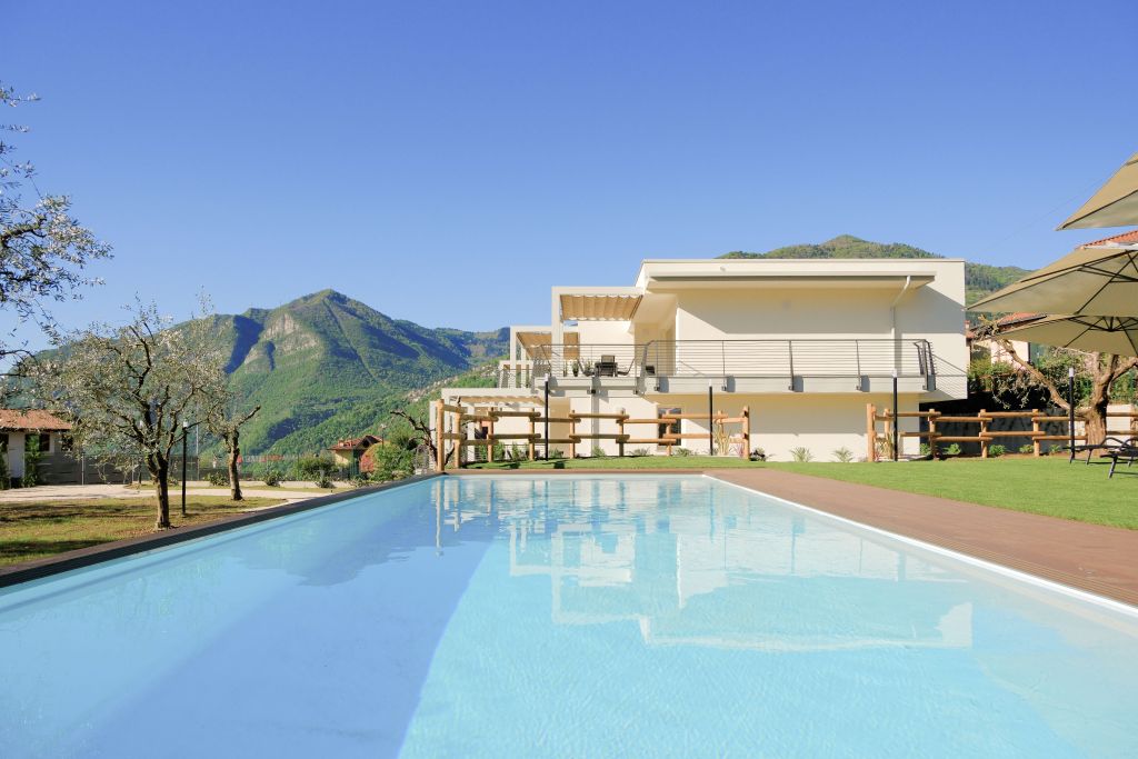Piscina panoramica vista Lago d’Iseo a Riva di Solto