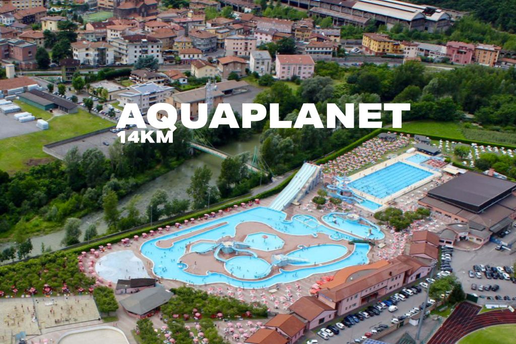Vista aerea di un grande parco acquatico con piscine e scivoli