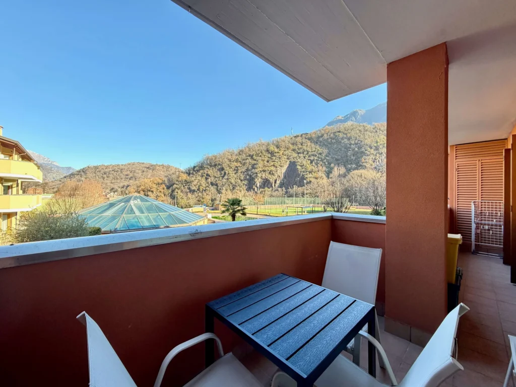 Balcone con tavolo e sedie, vista su montagne e cielo sereno