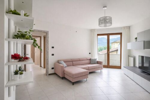 Casa vacanza a Rogno con balcone vista montagne