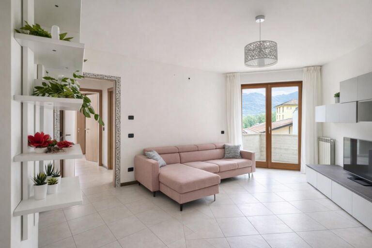 Trilocale con balcone vista montagne